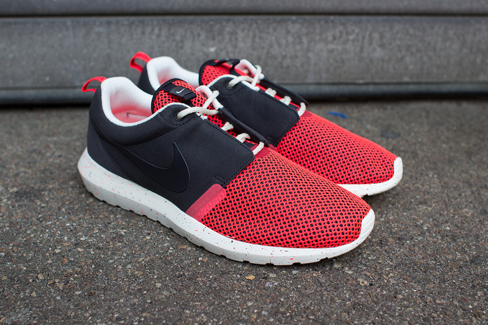 Nike–Rosherun NM BR Black Red 6 1000x666