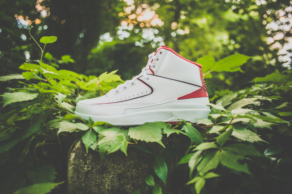 Air Jordan 2 Retro White Varsity Red 1 1000x667