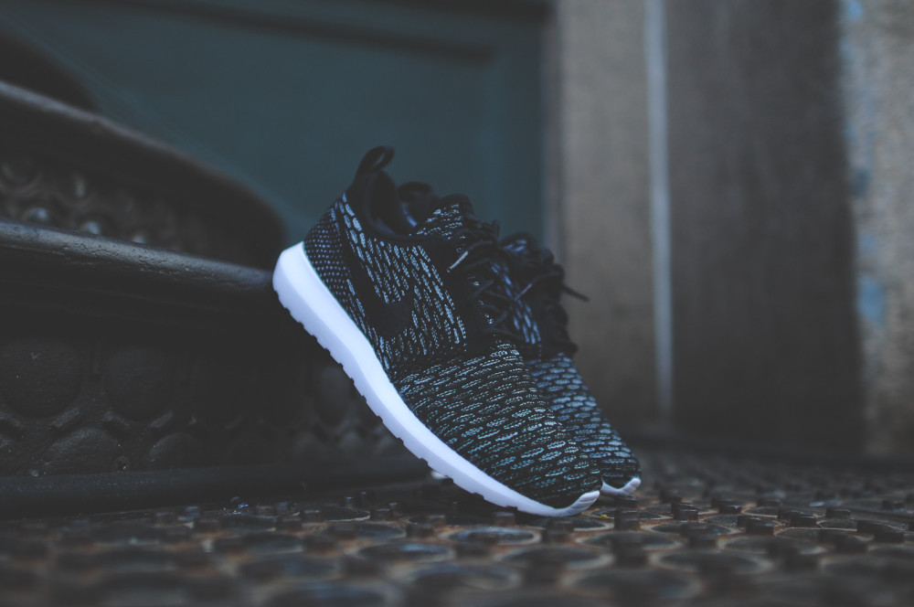 Nike Flyknit Roshe Run Black Light Armory Blue 1 1000x664