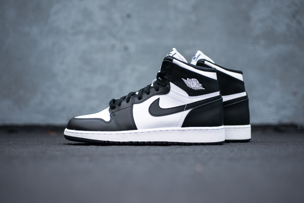 Air Jordan 1 Retro High OG Black White 1 1000x667