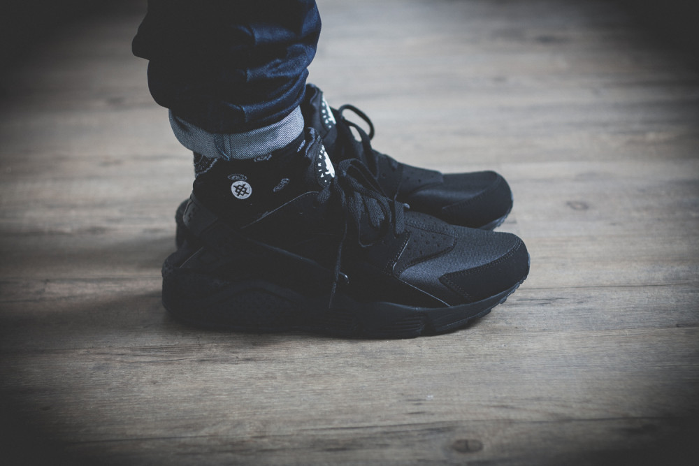 Nike Air Huarache Triple Black Review 1 1000x667