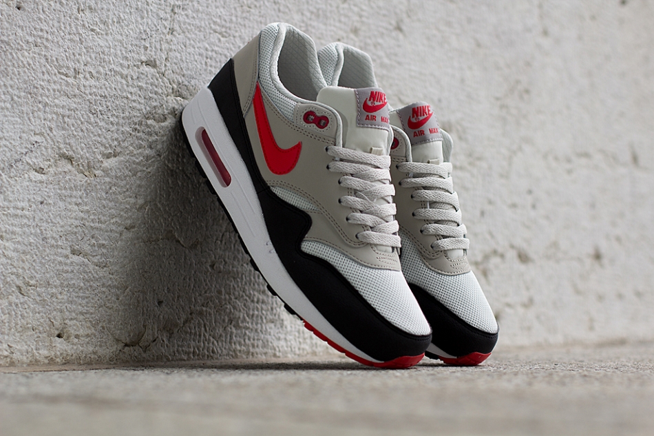 Nike-Air-Max-1-Essential-Chilling-Red-4