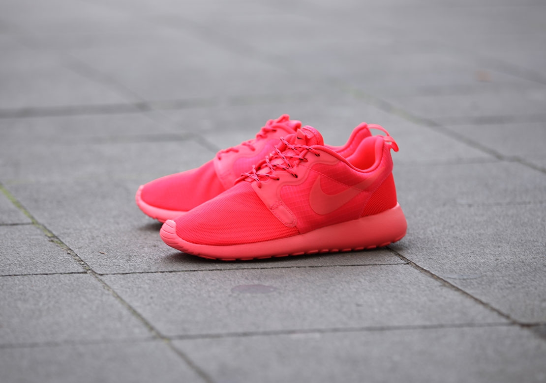 Nike WMNS Roshe Run HYP Red 1